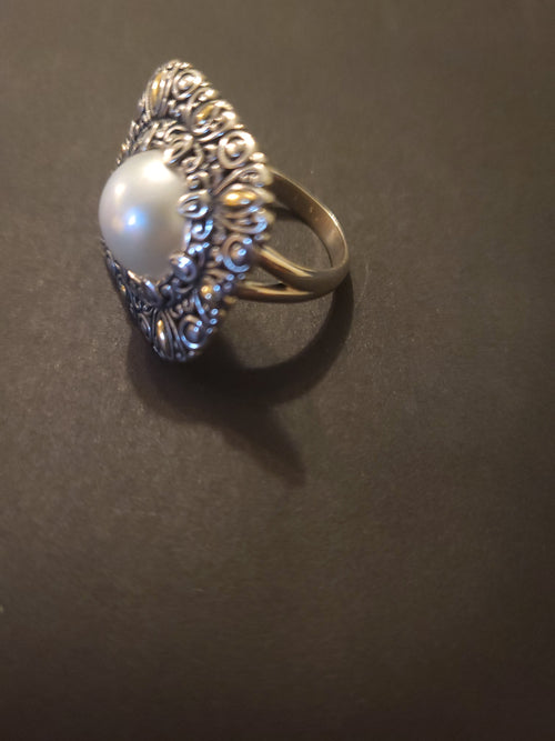 925 Silver Ring with Gold accent and a Freshwater culture Pearl